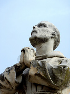 祈祷和尚的雕像背景图片