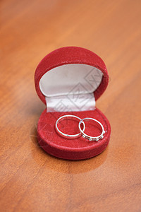 两个结婚戒指的红棺材背景图片
