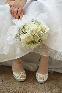 新娘与衣服和鞋子对比的布束背景图片