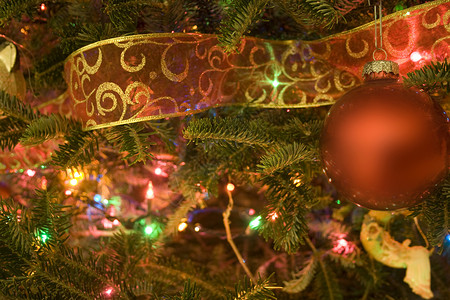 圣诞树关闭 装饰品 假期背景图片