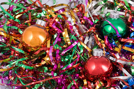 圣诞球 闪亮的 丝带 假期 新年背景图片
