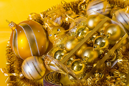 圣诞球 黄色的 花边 金的 华丽的 假期背景图片