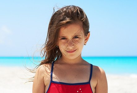 海滩上美丽的女孩的肖像假期高清图片素材