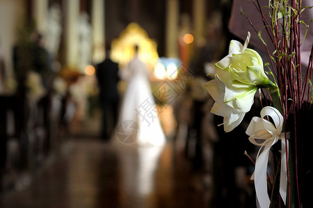 白花婚礼装饰 基督教 长椅 新娘 仪式 教会 庆典背景图片