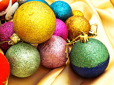 圣诞树装饰 金子 球 假期背景图片