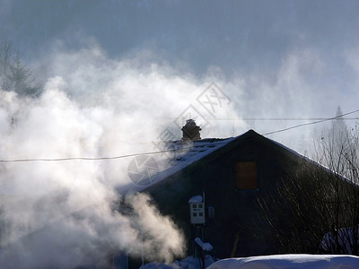 蒸汽在屋顶上上升背景图片
