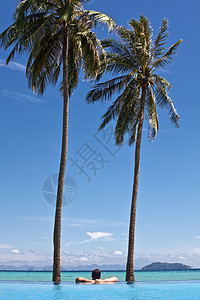 绿松石的游泳池游泳池里的男人 户外 棕榈树 椰子树 泰国 海 岛背景