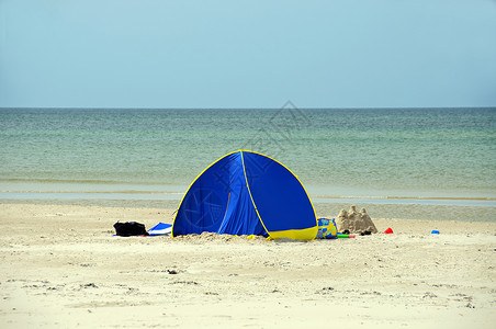 海滩帐篷 夏天 桶 晴天 蓝色的 海洋 水桶 玩具背景图片