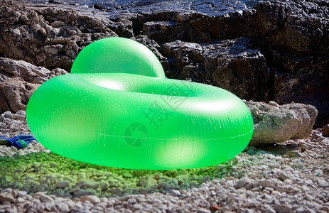 海滩 假期 安全 季节 玩具 多岩石的 绿色的背景图片