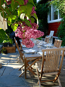 餐桌边框素材斯堪的纳维亚生活方式-花园中的餐桌背景
