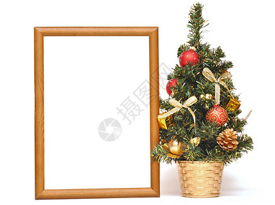 配有装饰的圣诞树木木板和圣诞节树柳条高清图片素材