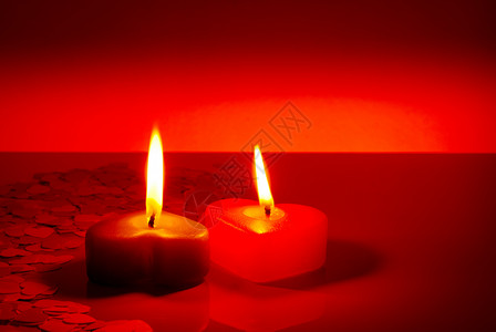 两根燃烧的心形蜡烛 和谐 烛光 假期 火焰 灯背景图片