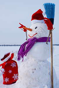 孤单的雪人 在雪地上 手套 可爱的 帽子 场地 手工制作的背景图片