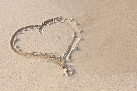 心在沙子在沙滩上暑假用沙子手工写作 户外的 金的 自然 海洋背景