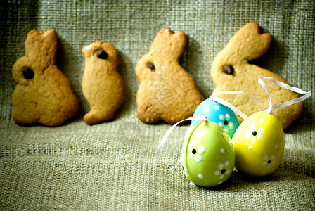 小兔子饼干东面蛋 季节 庆祝 蓝色的 饼干 户外 粗麻布 春天 兔子 雏菊背景