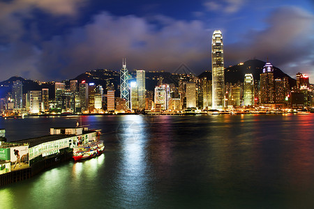 晚上香港港 从九龙渡来 船 天空 中国 高的 港口高清图片