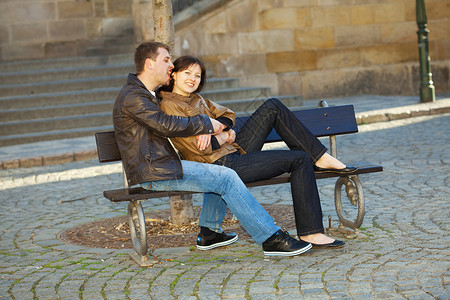 坐在长椅上的情侣 异性 亲热 友谊 美丽 假期图片