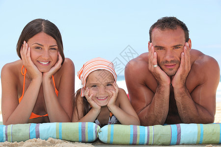 家庭在沙滩上放松 父亲 女孩 在手中 男人 说谎 天海高清图片素材
