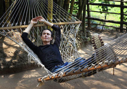 吊吊吊吊床上的男人 闲暇 摆动 睡觉 倾斜 生态 压力背景图片