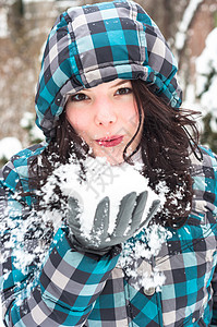 女人在我脸上吹雪图片