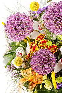 篮子中美丽的花朵 植物 球 礼物 春天 葱 假期背景图片