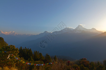 向庞坡山鬼探险 游客 假期 凉爽的 尼泊尔 旅行 行背景图片