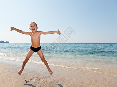 海滩上的儿童男孩喜悦高清图片素材