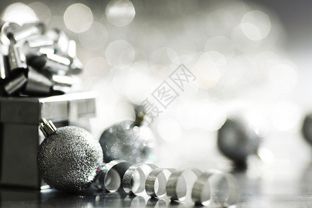 银色圣诞卡 喜悦 弓 冬天 玻璃 球 传统 美丽背景图片