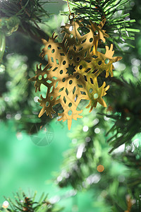圣诞节装饰品 圣诞饰品 绿色的 宁静的场景 金子背景图片