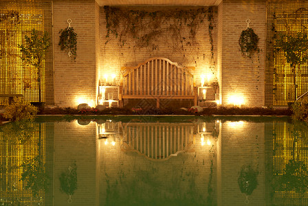 游泳池下砖块夜间游泳池 选择性焦点 夜晚 秋天 座位 室内的 灯光设备 奢华背景