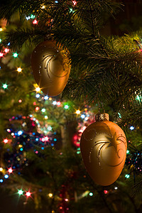 圣诞树装饰品 假期 圣诞节 珠子 玻璃 季节 红色的背景图片