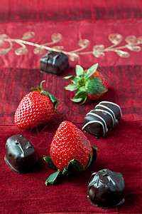 红背景的草莓和巧克力;背景图片