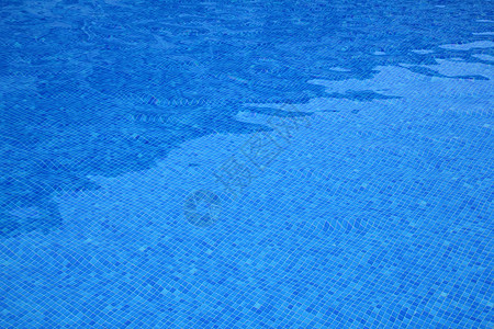 游泳池蓝色瓷砖图案型式纹理水反射 刷新 水平的背景图片