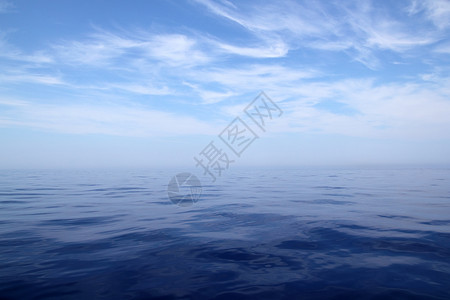 海洋天平地平线风景 地中海 完美的 夏天 云 深的背景图片