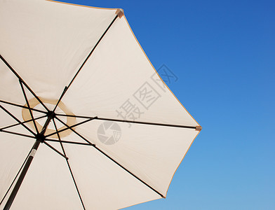 海滩雨伞 蓝色的 水池 闲暇 休息室 阳伞 庇护所图片