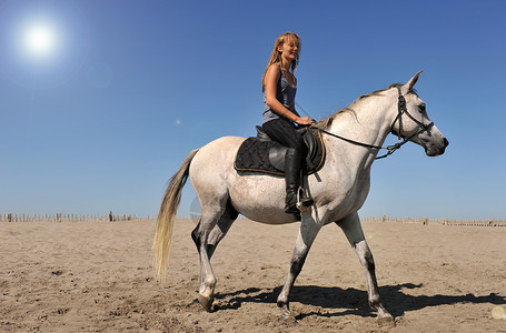 骑马女童 蓝色的 长发 动物 光环 阿拉伯马 太阳 朋友 宠物背景图片