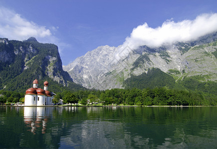 山区湖和教堂 森林 观光 阿尔卑斯山 旅游 国王湖高清图片