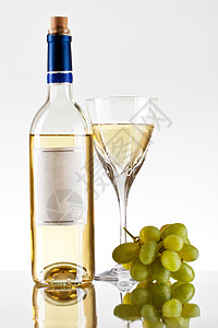 酒杯和葡萄的玻璃 喝 高脚杯 浪漫的 庆祝 反射 生活背景图片