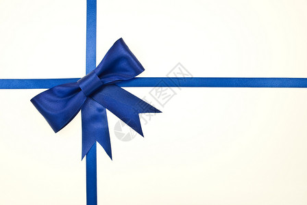 装有蓝色丝带和弓的礼品包装 白上隔绝 爱背景图片
