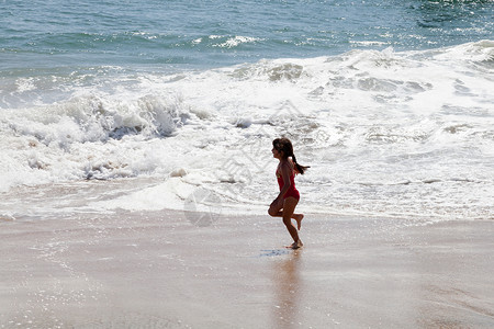 小女孩在海滩的冲浪中奔跑 波浪 户外 女性 童年海洋高清图片素材