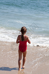 在海滩上漫步到海面冲浪的小女孩孩子高清图片素材