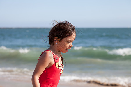 小女孩在海洋边漫步和聊天海岸高清图片素材