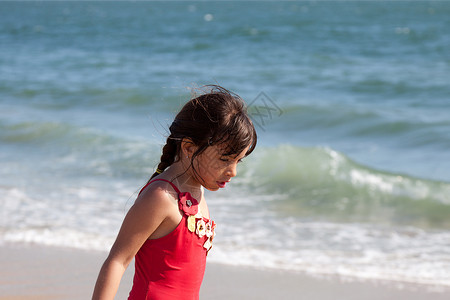 受海洋环绕的小女孩放松女性高清图片素材