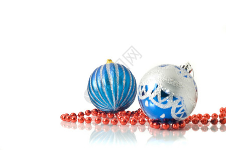 圣诞节即将到来 - 两个蓝色球和红珠珠背景图片