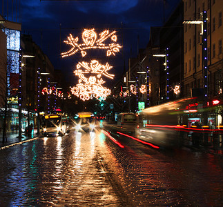 忙着圣诞街 红色的 建筑 蓝色的 交通 灯 季节性的背景图片