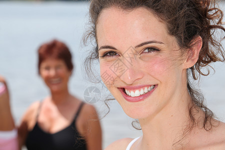 女性的近身 年长的 海滩 夏天 卷曲 水 黑发 微笑背景图片