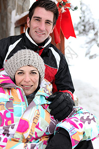 滑雪度假胜地的情侣肖像 男生 女性 笑 女朋友 树木寒冷高清图片素材