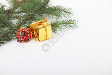 带有装饰品的圣诞树分支高清图片