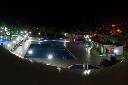 水上乐园夜景游泳池的夜景背景