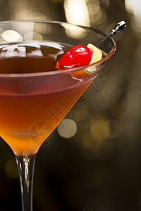 曼哈顿鸡尾酒加樱桃和柠檬 甜的 玻璃 喝 果汁背景图片